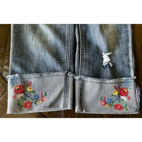 Baccini Women’s Jeans 8P Petite Distressed Embroidered Floral Boho Denim Cuffed - Picture 10 of 16